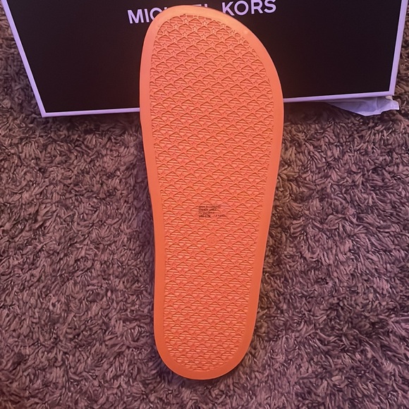 Pair of MICHALE KORS slides - Picture 2 of 6